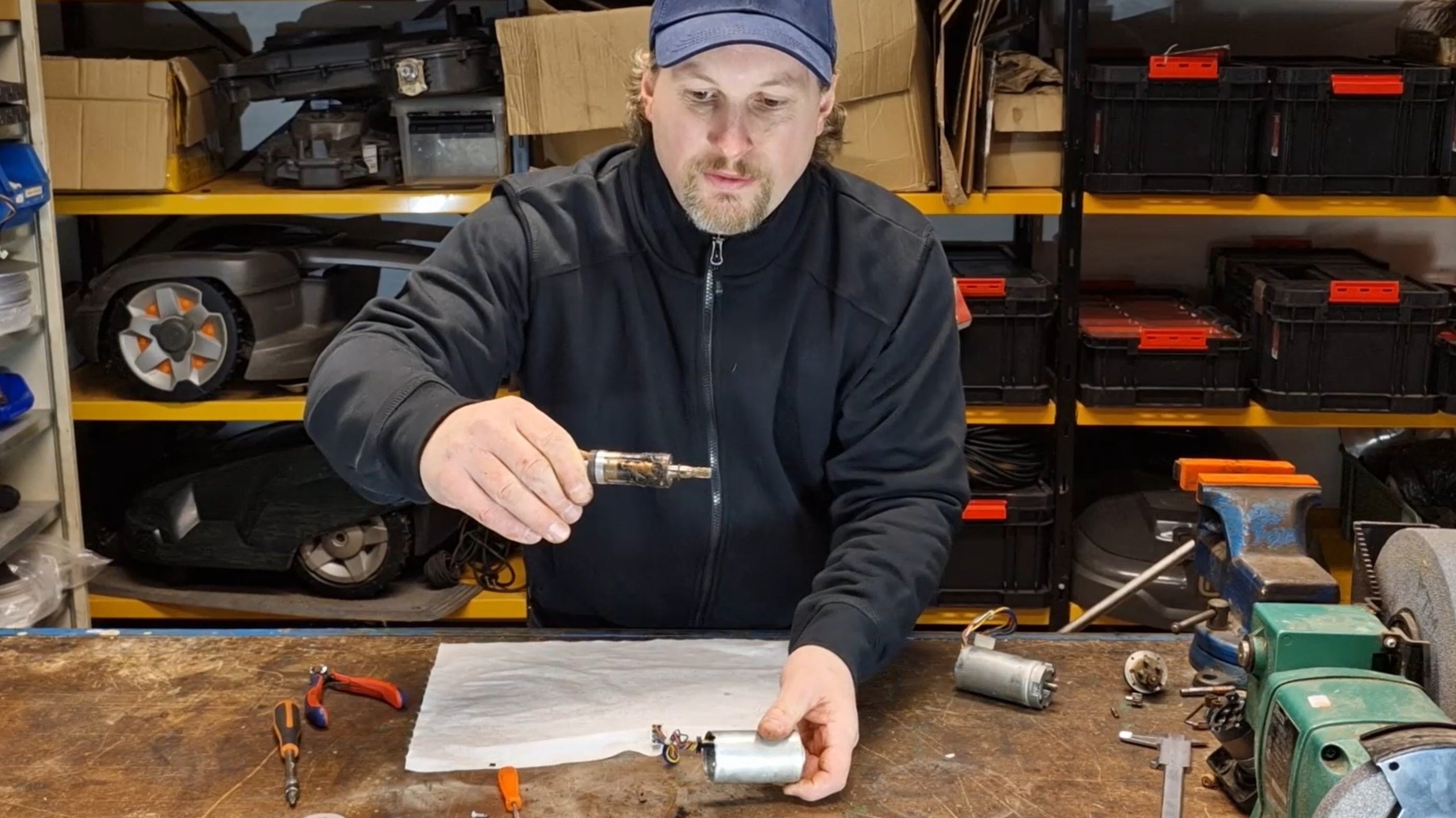 Ny video: Rengöring och lagerbyte i elmotorn till hjulmotor Husqvarna Automower stora maskiner